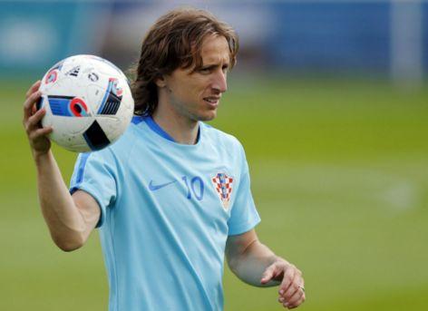 2024算法创新：使用图神经网络（GNN）追踪博彩平台上的复杂资金流转网。（2024算法革新：借助GNN映射博彩平台复杂资金流网络）